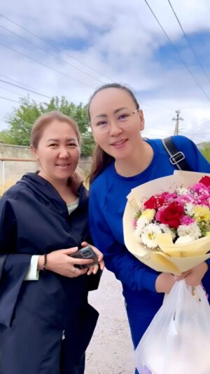 Aigul Imanbaeva Instagram - Жаным Дулат ағам үйіне  шақырып, Әкең өмірден озды ғой ,Қазақта көңіл шәй деген болады оқуыңа кеткенше беруім керек деп дастархан жайды🙏Ұл-Қыздары,келін немерелері болып күтіп алды😍.Біз Ақмоншақ екеуіміз барып әдеттегідей Ағама еркелеп,еркелетіп,рахаттанып Әдебиет пен Руханияттан сыр шертіп қайттық😍.Ағау сізден аларым ұшан-теңіз🙏тек аман жүріңізші🙏
@akmonshak_akhmet82 
#жазушыдулатисабеков