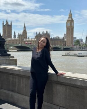 Aigul Imanbaeva Instagram - Мен күнделік жазатын адамның қатарынанмын. Осыдан 10 жылдан аса уақыт  бұрын-шетелде оқимын, қай кезде де даму үстінде боламын деген дүниелерді жазған екенмін. Шыныменде алдыңа үлкен мақсат қойып, соған амал қылсаң-алынбайтын қамал жоқ... 🙏📚
#АйгүлИманбаева 
#АйгульИманбаева 
#АИ