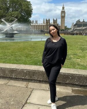 Aigul Imanbaeva Instagram - Мен күнделік жазатын адамның қатарынанмын. Осыдан 10 жылдан аса уақыт  бұрын-шетелде оқимын, қай кезде де даму үстінде боламын деген дүниелерді жазған екенмін. Шыныменде алдыңа үлкен мақсат қойып, соған амал қылсаң-алынбайтын қамал жоқ... 🙏📚
#АйгүлИманбаева 
#АйгульИманбаева 
#АИ