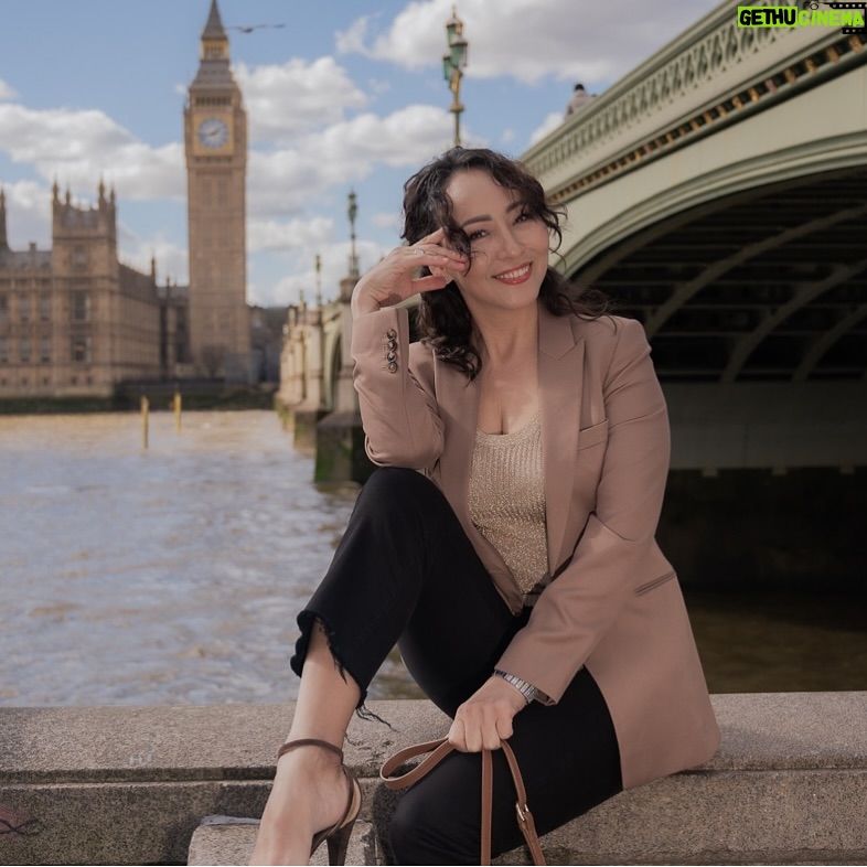 Aigul Imanbaeva - 12.2K Likes - Кеш жарық достар! Жуырда мен сіздермен өзімдегі үлкен жаңалықтарыммен бөлісемін😍.Қуанышымды бөлісуге дайынсыздарма? Және қандай жаңалық деп ойлайсыздар? 😍🎤💃🙍🏻♀️👩❤️👩🎭🎬🎹✈️🚘?
Дұрыс жауабын тапқан оқырманыма сыйлық😍
Ертеңнен бастап барлық жаңалығыммен біртіндеп бөлісетін боламын😍