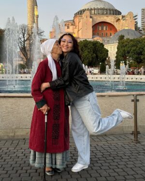 Aigul Imanbaeva Instagram - Менің анашым- Тәтем❤️
Ана туралы әңгіме болғанда, жүрегі елжіремей сөйлей алатын  жан жоқ шығар! Менің Анашым (Тәтем  деп атаймын)❤️Кішкентайымыздан Анашымның бауыры-інісі,(біздің нағашы ағамыз)бізге солай айтыңдар- « Ол менің Тәтем»- деп үйреткен соң солай  атаймыз).Тәтем  өте еңбекқор, шыншыл,мінезі тік,тазалыққа тастай,өзі өмір бойы есепші(финансист) болып өкіметте жұмыс жасаған, көзі ашық,көкірегі ояу,өзіне де, бізге де қойған талабы жоғары,кезінде адуынды айел болды.Үйде үш баламыз,үшеуімізге де екі жоғары оқуды оқытып,алдымызға мақсат қоюды үйреткен де-менің Анашым-Тәтем.Талай жетістігіммен қуанттым.Жастықпен талай ренжіттім де.

Ал қазір жасы ұлғайған сайын Тәтем -көз алдымда кішкентай балаға айналып барады.Жүрегім ауырады.Қолымнан келгенше көбірек қуантуға ,еш ренжітпеуге тырысамын.Барынша  батасын алып,мүмкіндігінше көбірек қасында болуға тырысамын.

Тәтем менің- мотиваторым!Биік қорғаным!Тағынатын тұмарым!Тірелетін тірегім!
Достар! 
Аналарыңыздың көзі тірісінде ренжітпеңіздер,ауыр сөз айтпаңыздар,ақыл да айтпаңыздар,батасын көбірек  алып,көбірек қуантыңыздар.Оларға зәулім сарайда,байлықта керек емес- тек жылы сөзің,мейірімің ғана керек.Күніне  тым болмағанда бір рет телефон шалып жағдайын сұраңыз.Ертең жағдайын  сұрайтын Анаң болмай қалса кімге еркелейсің? Дауысына зар боларсың..

Әрқайсымыздың АНАМЫЗ -ең жақсы адам❤️Баршамыздың Аналарымыз аман болсын, Достар!