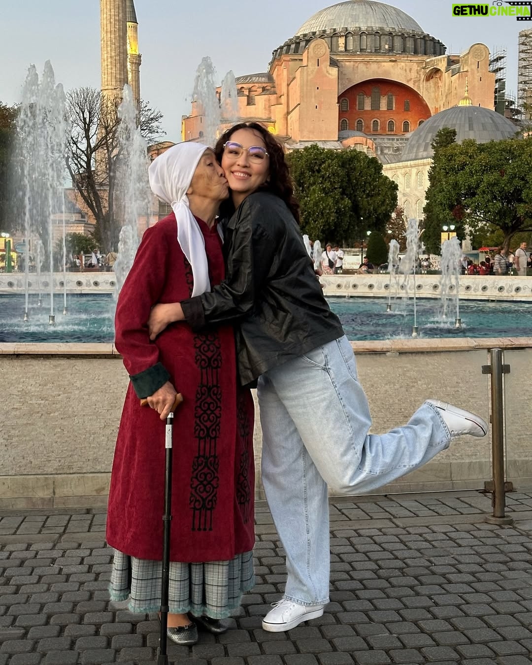 Aigul Imanbaeva - 19.9K Likes - Менің анашым- Тәтем❤️
Ана туралы әңгіме болғанда, жүрегі елжіремей сөйлей алатын жан жоқ шығар! Менің Анашым (Тәтем деп атаймын)❤️Кішкентайымыздан Анашымның бауыры-інісі,(біздің нағашы ағамыз)бізге солай айтыңдар- « Ол менің Тәтем»- деп үйреткен соң солай атаймыз).Тәтем өте еңбекқор, шыншыл,мінезі тік,тазалыққа тастай,өзі өмір бойы есепші(финансист) болып өкіметте жұмыс жасаған, көзі ашық,көкірегі ояу,өзіне де, бізге де қойған талабы жоғары,кезінде адуынды айел болды.Үйде үш баламыз,үшеуімізге де екі жоғары оқуды оқытып,алдымызға мақсат қоюды үйреткен де-менің Анашым-Тәтем.Талай жетістігіммен қуанттым.Жастықпен талай ренжіттім де.
Ал қазір жасы ұлғайған сайын Тәтем -көз алдымда кішкентай балаға айналып барады.Жүрегім ауырады.Қолымнан келгенше көбірек қуантуға ,еш ренжітпеуге тырысамын.Барынша батасын алып,мүмкіндігінше көбірек қасында болуға тырысамын.
Тәтем менің- мотиваторым!Биік қорғаным!Тағынатын тұмарым!Тірелетін тірегім!
Достар!
Аналарыңыздың көзі тірісінде ренжітпеңіздер,ауыр сөз айтпаңыздар,ақыл да айтпаңыздар,батасын көбірек алып,көбірек қуантыңыздар.Оларға зәулім сарайда,байлықта керек емес- тек жылы сөзің,мейірімің ғана керек.Күніне тым болмағанда бір рет телефон шалып жағдайын сұраңыз.Ертең жағдайын сұрайтын Анаң болмай қалса кімге еркелейсің? Дауысына зар боларсың..
Әрқайсымыздың АНАМЫЗ -ең жақсы адам❤️Баршамыздың Аналарымыз аман болсын, Достар!