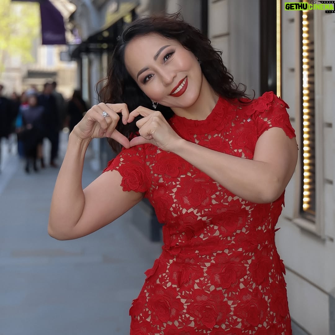 Aigul Imanbaeva - 6.6K Likes - Қайырлы кеш достар!!
Адам бойындағы тәкәппарлық “ЭГО” көлеңке сияқты, күн шықса көлеңке өзімен-өзі жоғалады.
Менің түйгенім адамға бір ғана жетпейтін нәрсе күн секілді жағалауына нұрын шашып, мейірімді болу. Сонда адам бойындағы тәкәппарлықта,менмендікте жоғалады.
Сіздер менің осы пікіріме келісесіздер ма?
photo by: @gulyazwolak ❤️