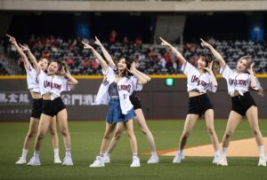 Aisa Senda Instagram - -
這次非常的榮幸被統一獅邀請「台日雙獅聯名主題日」
第二天賽前擔任表演嘉賓&開球儀式的打擊嘉賓
謝謝 @unilions_official 

沒錯 我首登大巨蛋開唱🥹✨🫶🏻尖叫聲～

雙獅交流今天邁入第10週年的聯名合作
@unilions_official  @saitama_seibu_lions_official 

這次表演我做了新的挑戰
就是10分鐘沒有要停下來的一直唱跳表演

這次把經典歌曲重新編了組曲
和梯依恩合作我們都很興奮
也謝謝梯依恩好多細節調整到最完美的狀態  @superten0910 

組曲裡還放了我的新歌
新歌詳細內容以後再跟大家公布😉

還有編舞也是重新編全新的
這次超級超級超級謝謝大隸老師 @daleadhung 
我打電話給他 他二話不說 一口氣答應
還跟我說不要擔心（說到這我自己眼眶泛紅）
天啊 100%挺我挺到底 每天都陪我練習到半夜 
半夜三點還在陪我練習 
還有謝謝我的美女舞者們
@bigobaby @hana__wei @matcha__0717 
@shiloliao @yu_ting114 @sandylee_0220 

這次籌備時間有點趕
但因為有你們在才能完整這次的表演
謝謝你們 我這輩子不會忘記 又多了一個超棒經驗

攝影 @rickylee0824 & 果汁機
我的同事 Rubber
MAKEUP AIRTIST @wenlee___ 
HAIR STYLIST  Betty