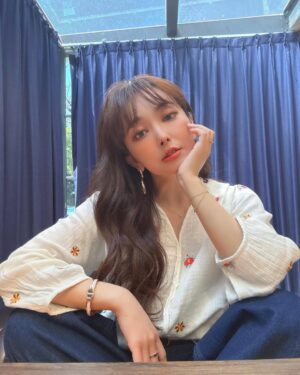 Aisa Senda Instagram - -
台北29度
已經夏天了嗎？

準備上工✌🏻

MAKEUP AIRTIST @miaomiaomakeup 
HAIR STYLIST @fluxreel_queena 
CLOTHES @cotelac_taiwan