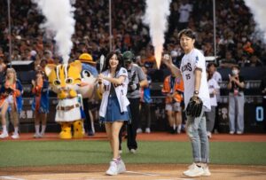 Aisa Senda Instagram - -
這次非常的榮幸被統一獅邀請「台日雙獅聯名主題日」
第二天賽前擔任表演嘉賓&開球儀式的打擊嘉賓
謝謝 @unilions_official 

沒錯 我首登大巨蛋開唱🥹✨🫶🏻尖叫聲～

雙獅交流今天邁入第10週年的聯名合作
@unilions_official  @saitama_seibu_lions_official 

這次表演我做了新的挑戰
就是10分鐘沒有要停下來的一直唱跳表演

這次把經典歌曲重新編了組曲
和梯依恩合作我們都很興奮
也謝謝梯依恩好多細節調整到最完美的狀態  @superten0910 

組曲裡還放了我的新歌
新歌詳細內容以後再跟大家公布😉

還有編舞也是重新編全新的
這次超級超級超級謝謝大隸老師 @daleadhung 
我打電話給他 他二話不說 一口氣答應
還跟我說不要擔心（說到這我自己眼眶泛紅）
天啊 100%挺我挺到底 每天都陪我練習到半夜 
半夜三點還在陪我練習 
還有謝謝我的美女舞者們
@bigobaby @hana__wei @matcha__0717 
@shiloliao @yu_ting114 @sandylee_0220 

這次籌備時間有點趕
但因為有你們在才能完整這次的表演
謝謝你們 我這輩子不會忘記 又多了一個超棒經驗

攝影 @rickylee0824 & 果汁機
我的同事 Rubber
MAKEUP AIRTIST @wenlee___ 
HAIR STYLIST  Betty