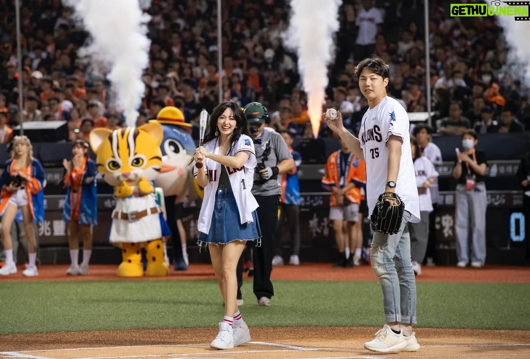 Aisa Senda - 1.7K Likes - -
這次非常的榮幸被統一獅邀請「台日雙獅聯名主題日」
第二天賽前擔任表演嘉賓&開球儀式的打擊嘉賓
謝謝 @unilions_official
沒錯 我首登大巨蛋開唱🥹✨🫶🏻尖叫聲~
雙獅交流今天邁入第10週年的聯名合作
@unilions_official @saitama_seibu_lions_official
這次表演我做了新的挑戰
就是10分鐘沒有要停下來的一直唱跳表演
這次把經典歌曲重新編了組曲
和梯依恩合作我們都很興奮
也謝謝梯依恩好多細節調整到最完美的狀態 @superten0910
組曲裡還放了我的新歌
新歌詳細內容以後再跟大家公布😉
還有編舞也是重新編全新的
這次超級超級超級謝謝大隸老師 @daleadhung
我打電話給他 他二話不說 一口氣答應
還跟我說不要擔心(說到這我自己眼眶泛紅)
天啊 100%挺我挺到底 每天都陪我練習到半夜
半夜三點還在陪我練習
還有謝謝我的美女舞者們
@bigobaby @hana__wei @matcha__0717
@shiloliao @yu_ting114 @sandylee_0220
這次籌備時間有點趕
但因為有你們在才能完整這次的表演
謝謝你們 我這輩子不會忘記 又多了一個超棒經驗
攝影 @rickylee0824 & 果汁機
我的同事 Rubber
MAKEUP AIRTIST @wenlee___
HAIR STYLIST Betty
