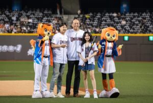 Aisa Senda Instagram - -
這次非常的榮幸被統一獅邀請「台日雙獅聯名主題日」
第二天賽前擔任表演嘉賓&開球儀式的打擊嘉賓
謝謝 @unilions_official 

沒錯 我首登大巨蛋開唱🥹✨🫶🏻尖叫聲～

雙獅交流今天邁入第10週年的聯名合作
@unilions_official  @saitama_seibu_lions_official 

這次表演我做了新的挑戰
就是10分鐘沒有要停下來的一直唱跳表演

這次把經典歌曲重新編了組曲
和梯依恩合作我們都很興奮
也謝謝梯依恩好多細節調整到最完美的狀態  @superten0910 

組曲裡還放了我的新歌
新歌詳細內容以後再跟大家公布😉

還有編舞也是重新編全新的
這次超級超級超級謝謝大隸老師 @daleadhung 
我打電話給他 他二話不說 一口氣答應
還跟我說不要擔心（說到這我自己眼眶泛紅）
天啊 100%挺我挺到底 每天都陪我練習到半夜 
半夜三點還在陪我練習 
還有謝謝我的美女舞者們
@bigobaby @hana__wei @matcha__0717 
@shiloliao @yu_ting114 @sandylee_0220 

這次籌備時間有點趕
但因為有你們在才能完整這次的表演
謝謝你們 我這輩子不會忘記 又多了一個超棒經驗

攝影 @rickylee0824 & 果汁機
我的同事 Rubber
MAKEUP AIRTIST @wenlee___ 
HAIR STYLIST  Betty