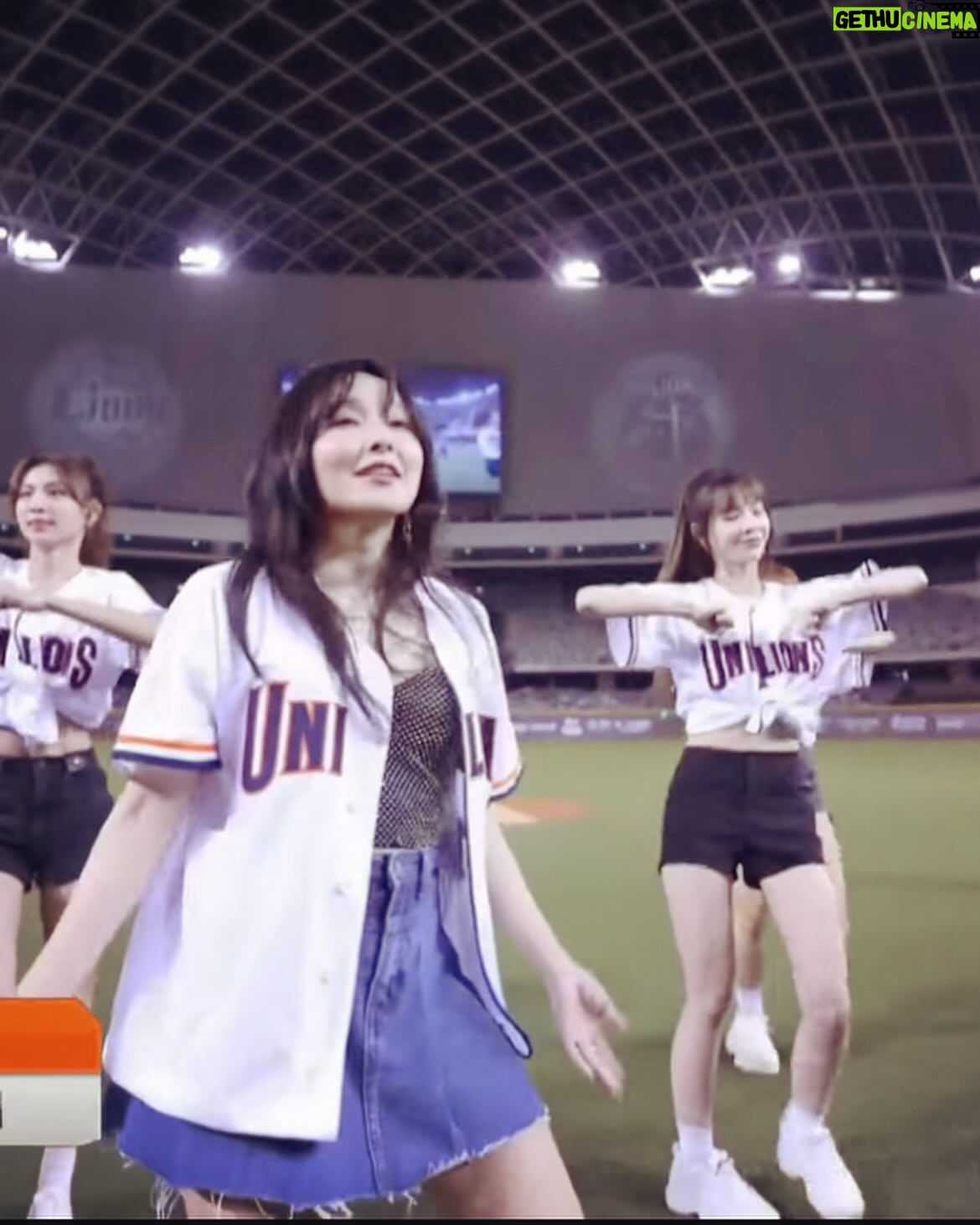 Aisa Senda - 1.7K Likes - 很高興能再一次跟”愛紗”合作。從二十幾年前她剛來台灣就找我上舞蹈課,後來又一起在”地下國度”合作音樂一起唱饒舌,2015年也出演擔任了我專輯裡的主打歌「再給點時間」MV的女主角,去年(2024)也撮合了B-boy Nana和愛紗合作一首我製作的單曲「Turn it up」。
從以前到現在很多的工作只要我開口愛紗都很挺我,這次她找我幫她編舞當然我二話不說就答應了,而且愛紗的這首新歌很好聽,編舞和排練的過程我們玩得很愉快,也很開心看到愛紗以SOLO藝人的身分重新站上大舞台,期待再次爆發~👏👏👏👏👏
#愛紗 #千田愛紗 #大隸 #大巨蛋 #統一獅 #西武獅 #台日雙獅 #職棒 #新歌 #大嘴巴 #全方位唱跳女神 #dancesoul #舞魂