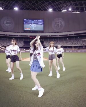 Aisa Senda Instagram - 很高興能再一次跟”愛紗”合作。從二十幾年前她剛來台灣就找我上舞蹈課，後來又一起在”地下國度”合作音樂一起唱饒舌，2015年也出演擔任了我專輯裡的主打歌「再給點時間」MV的女主角，去年（2024）也撮合了B-boy Nana和愛紗合作一首我製作的單曲「Turn it up」。
從以前到現在很多的工作只要我開口愛紗都很挺我，這次她找我幫她編舞當然我二話不說就答應了，而且愛紗的這首新歌很好聽，編舞和排練的過程我們玩得很愉快，也很開心看到愛紗以SOLO藝人的身分重新站上大舞台，期待再次爆發～👏👏👏👏👏 
#愛紗 #千田愛紗 #大隸 #大巨蛋 #統一獅 #西武獅 #台日雙獅 #職棒 #新歌 #大嘴巴 #全方位唱跳女神 #dancesoul #舞魂