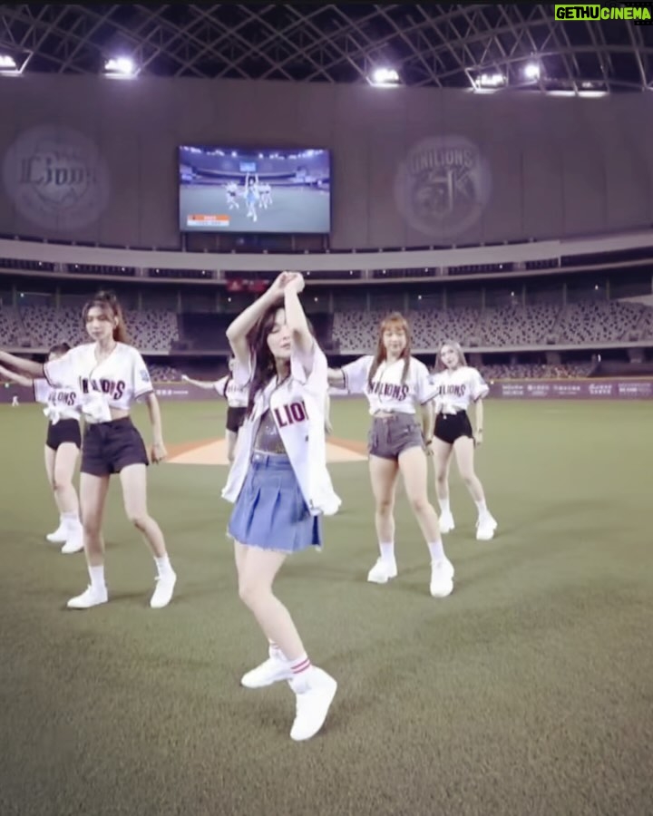 Aisa Senda - 1.7K Likes - 很高興能再一次跟”愛紗”合作。從二十幾年前她剛來台灣就找我上舞蹈課,後來又一起在”地下國度”合作音樂一起唱饒舌,2015年也出演擔任了我專輯裡的主打歌「再給點時間」MV的女主角,去年(2024)也撮合了B-boy Nana和愛紗合作一首我製作的單曲「Turn it up」。
從以前到現在很多的工作只要我開口愛紗都很挺我,這次她找我幫她編舞當然我二話不說就答應了,而且愛紗的這首新歌很好聽,編舞和排練的過程我們玩得很愉快,也很開心看到愛紗以SOLO藝人的身分重新站上大舞台,期待再次爆發~👏👏👏👏👏
#愛紗 #千田愛紗 #大隸 #大巨蛋 #統一獅 #西武獅 #台日雙獅 #職棒 #新歌 #大嘴巴 #全方位唱跳女神 #dancesoul #舞魂