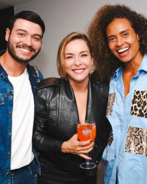 Aisha Jambo Instagram - Como escreveu Vinícius de Morais: “A vida é a arte do encontro”.

Belinha e Ritinha juntas novamente. 
Fui assistir minha querida @regianealves em seu espetáculo @nossoirmaoapeca , que trabalho lindo Rê! Parabéns! 

#teatro #vivaoteatro 

Foto: @reginaldofoto