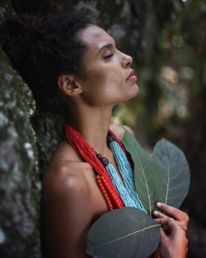 Aisha Jambo Instagram - Ela nos fornece vida e sustenta todos os seres vivos, ela me inspira, acalma, acolhe. Um dia para lembrarmos da conscientização sobre a importância da sua preservação e biodiversidade. Dia Internacional da Mãe Terra. 🍃☘️🍀🌿

📸: @stephgoanna