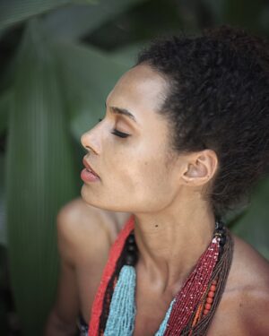 Aisha Jambo Instagram - Ela nos fornece vida e sustenta todos os seres vivos, ela me inspira, acalma, acolhe. Um dia para lembrarmos da conscientização sobre a importância da sua preservação e biodiversidade. Dia Internacional da Mãe Terra. 🍃☘️🍀🌿

📸: @stephgoanna