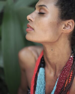 Aisha Jambo Instagram - Ela nos fornece vida e sustenta todos os seres vivos, ela me inspira, acalma, acolhe. Um dia para lembrarmos da conscientização sobre a importância da sua preservação e biodiversidade. Dia Internacional da Mãe Terra. 🍃☘️🍀🌿

📸: @stephgoanna