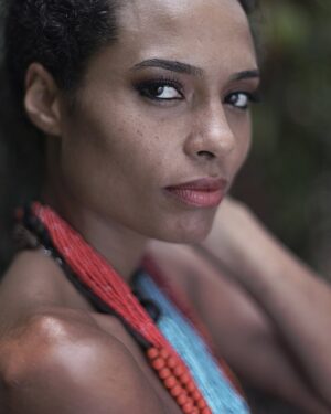 Aisha Jambo Instagram - Ela nos fornece vida e sustenta todos os seres vivos, ela me inspira, acalma, acolhe. Um dia para lembrarmos da conscientização sobre a importância da sua preservação e biodiversidade. Dia Internacional da Mãe Terra. 🍃☘️🍀🌿

📸: @stephgoanna