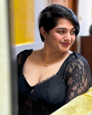 Aishwarya Murali Instagram - Somebody's watchin me 😉🖤
.
.
.
.
.
.
#blackdress #blackdresses #explorepage #explorefeed #explorepages #explorepageready #explorepageًًً #bengaluru #bangalore #bangalorediaries #bengalurudiaries #pixiecut #pixiehaircut #shorthairstyles
