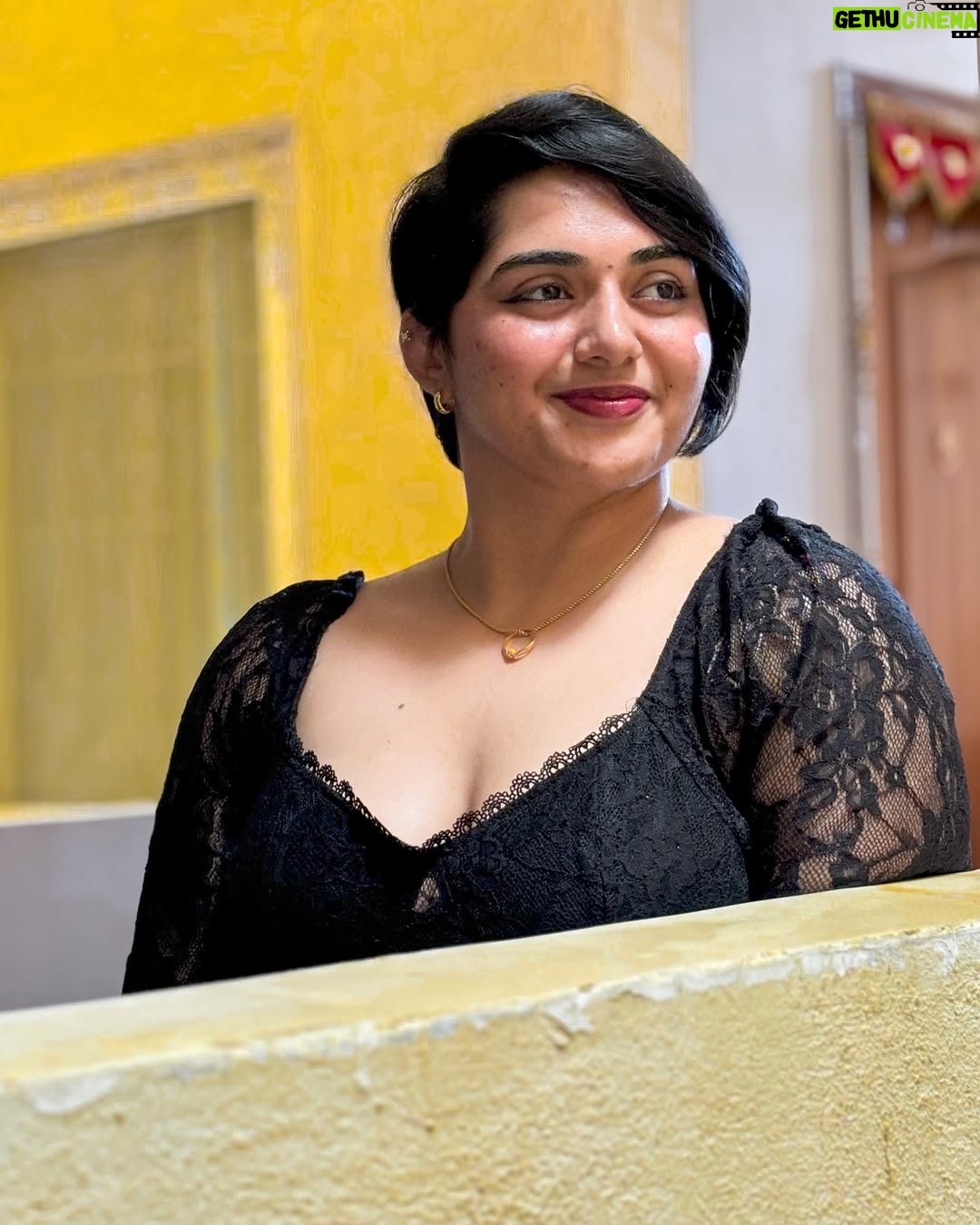 Aishwarya Murali - 63.2K Likes - Somebody's watchin me 😉🖤
.
.
.
.
.
.
#blackdress #blackdresses #explorepage #explorefeed #explorepages #explorepageready #explorepageًًً #bengaluru #bangalore #bangalorediaries #bengalurudiaries #pixiecut #pixiehaircut #shorthairstyles