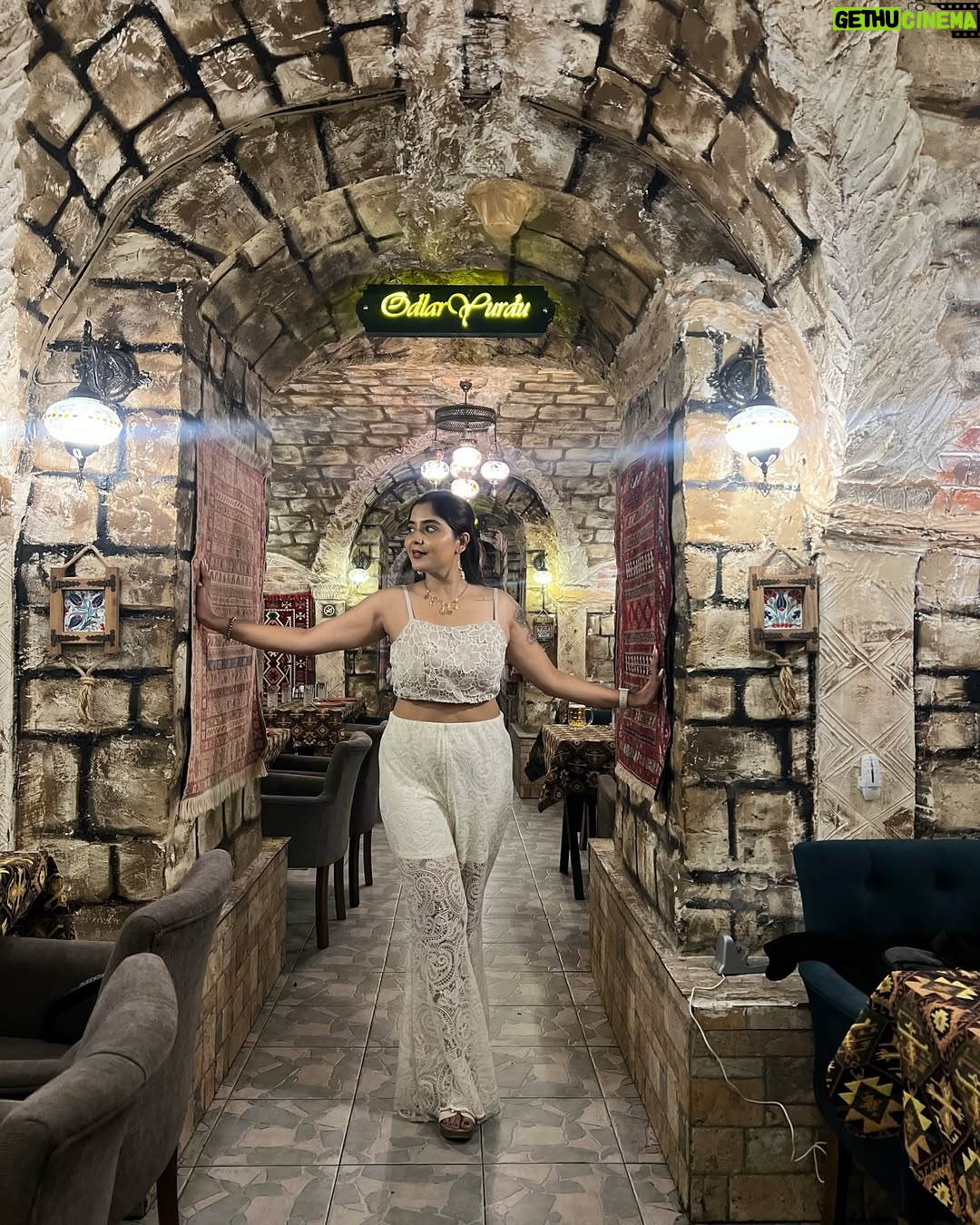 Aishwarya Shindogi - 77.7K Likes - Jet lag is my spirit animal 💁🏻♀️😍✈️