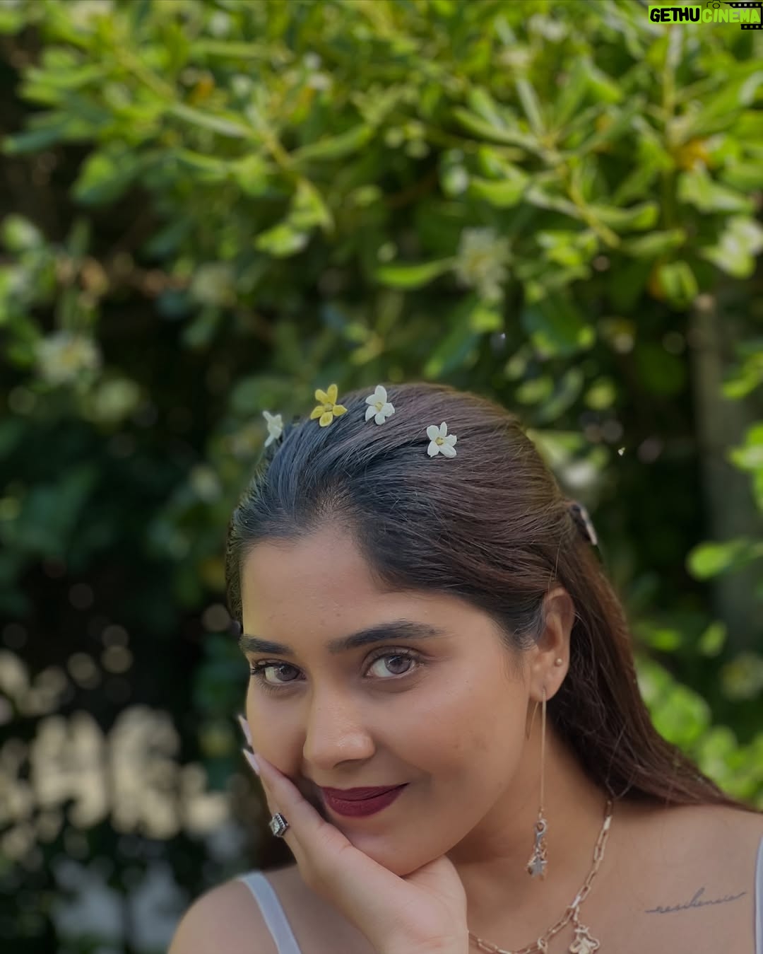 Aishwarya Shindogi - 77.7K Likes - Jet lag is my spirit animal 💁🏻♀️😍✈️