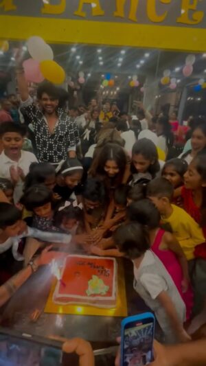 Aishwarya Shindogi Instagram - All About @smileguru_dance_garage Summer camp 2025 Farewell ✨
@aishwaryashindogi_official thanx for coming and making our event successful and our students enjoyed dancing with u ✨ see you soon 😁🤍 

#smilegurudancegarage #smileguru #smilegururakshith #aishwarya #aishwaryashindogi
