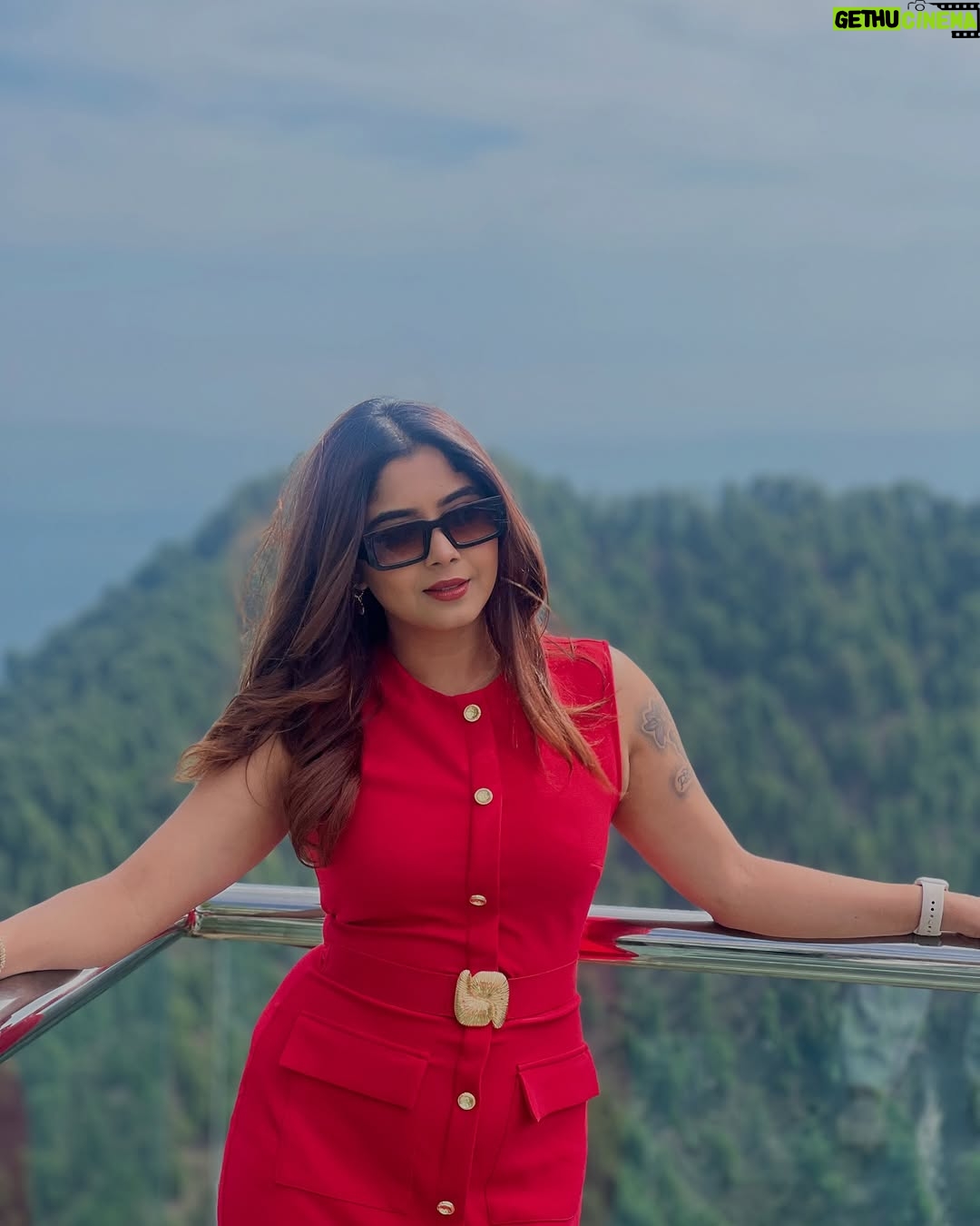 Aishwarya Shindogi - 52.6K Likes - Radiating highness and triumph over all turbulence ✨
Thanks for taking amazing pictures @shishir_shastry_official ❤️