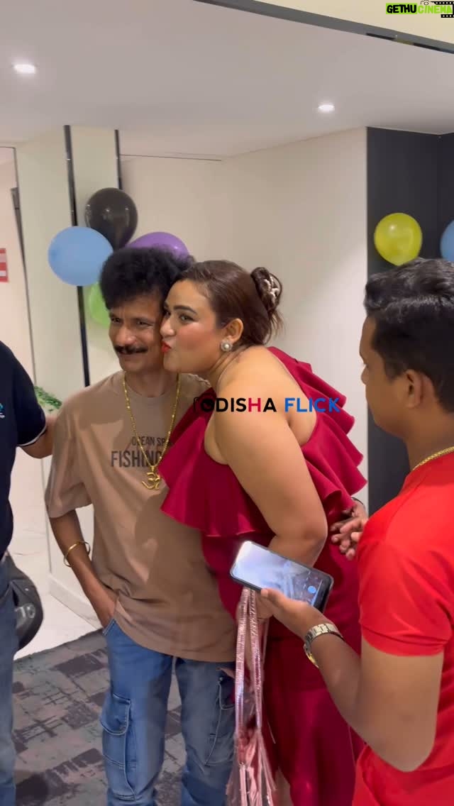 Aiswarya Behera - 23.1K Likes - @aiswarya_behera_ashb_official kisses @papupompom0505 at the “DUSTBIN “ Film Premiere.
.
.
.
#shorts #reelsviral #odiareels #viralshorts #odishaflick #bhubaneswar
