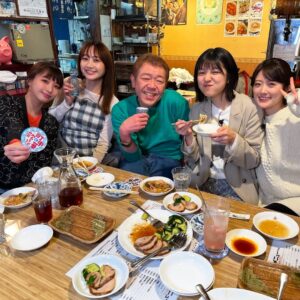 Akane Sakanoue Instagram - .

今日22時から
BS-TBS 町中華で飲ろうぜ 大反省会SP
が放送です！

番組開始から丸6年
6年目を振り返る企画に
私と秋ちゃんもお邪魔させてもらいました🍺

是非ご覧ください〜！

#町中華で飲ろうぜ 

写真
①みんなで♡
②サプライズ直前のノリノリな二人笑
③AD Kさんのスマホケースに茜祭りの時のチェキが🫶