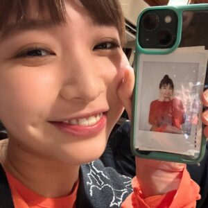 Akane Sakanoue Instagram - .

今日22時から
BS-TBS 町中華で飲ろうぜ 大反省会SP
が放送です！

番組開始から丸6年
6年目を振り返る企画に
私と秋ちゃんもお邪魔させてもらいました🍺

是非ご覧ください〜！

#町中華で飲ろうぜ 

写真
①みんなで♡
②サプライズ直前のノリノリな二人笑
③AD Kさんのスマホケースに茜祭りの時のチェキが🫶