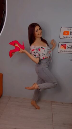 Akanksha Juneja Instagram - Mood swings 🤪

#fun #trend #foryou #foryoupage #explore #explorepage #exploremore #trendingnow #trendy #trendingreels #trending #viral #viralreels #viralvideos #comedy #funnyvideos #mood #actress #akankshajuneja
