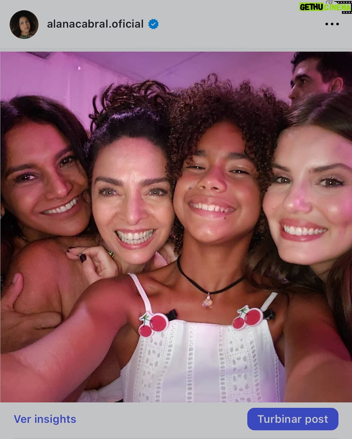 Alana Cabral - 1.4K Likes - Celebrando hoje os 60 anos da dona Glô @tvglobo !
Queria conseguir demonstrar em um post o quanto sou grata por ter crescido dentro de um lugar tão especial, que fez parte da minha evolução como atriz e como pessoa… Mas só a Alana de 8/9 aninhos sabe o que foi ver seus sonhos sendo concretizados com tanto respeito e amor!
Sou grata a todas amizades, ensinamentos e portas que foram abertas para que eu pudesse conquistar meus objetivos❤️
Feliz 60 anos, amei participar dos últimos 10🫶🏽