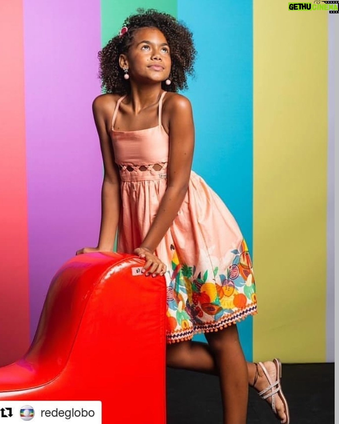 Alana Cabral - 1.4K Likes - Celebrando hoje os 60 anos da dona Glô @tvglobo !
Queria conseguir demonstrar em um post o quanto sou grata por ter crescido dentro de um lugar tão especial, que fez parte da minha evolução como atriz e como pessoa… Mas só a Alana de 8/9 aninhos sabe o que foi ver seus sonhos sendo concretizados com tanto respeito e amor!
Sou grata a todas amizades, ensinamentos e portas que foram abertas para que eu pudesse conquistar meus objetivos❤️
Feliz 60 anos, amei participar dos últimos 10🫶🏽