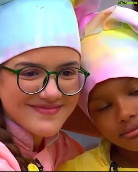 Alana Cabral - 1.4K Likes - Celebrando hoje os 60 anos da dona Glô @tvglobo !
Queria conseguir demonstrar em um post o quanto sou grata por ter crescido dentro de um lugar tão especial, que fez parte da minha evolução como atriz e como pessoa… Mas só a Alana de 8/9 aninhos sabe o que foi ver seus sonhos sendo concretizados com tanto respeito e amor!
Sou grata a todas amizades, ensinamentos e portas que foram abertas para que eu pudesse conquistar meus objetivos❤️
Feliz 60 anos, amei participar dos últimos 10🫶🏽