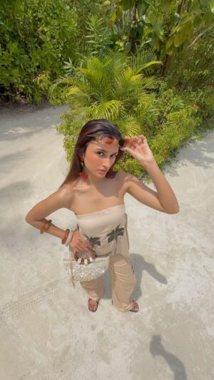 Alaviaa Jaaferi Instagram - 🌴🥥🌊

@so.maldives @makeplansholidays

outfits & jewelry @politesociety_official @ishhaara @deepagurnani @studiopicante.in