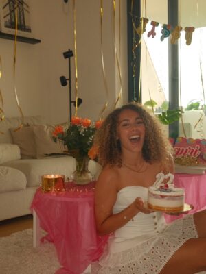 Alayah Pilgrim Instagram - Thank you so much to everyone who took the time to wish me a happy birthday! I truly appreciate all the lovely messages!💗🎂 

Grazie a tutti quelli che si sono presi il tempo di farmi gli auguri di compleanno! Apprezzo davvero tutto l’affetto e tutti i messaggi affettuosi💗🎂