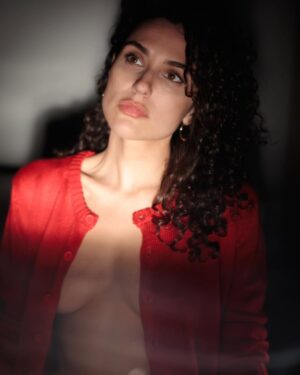 Alba Rico Instagram - “y qué es el amor si no cuidar la fragilidad de otro
como si fuera
propia” eso es estar delante de la cámara de @khaley.photo