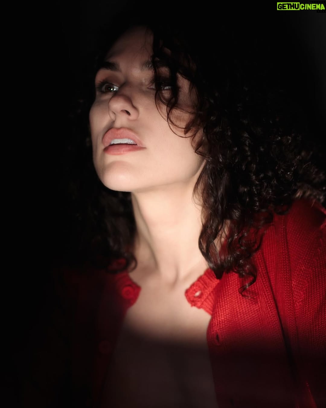 Alba Rico - 3 Likes - “y qué es el amor si no cuidar la fragilidad de otro
como si fuera
propia” eso es estar delante de la cámara de @khaley.photo