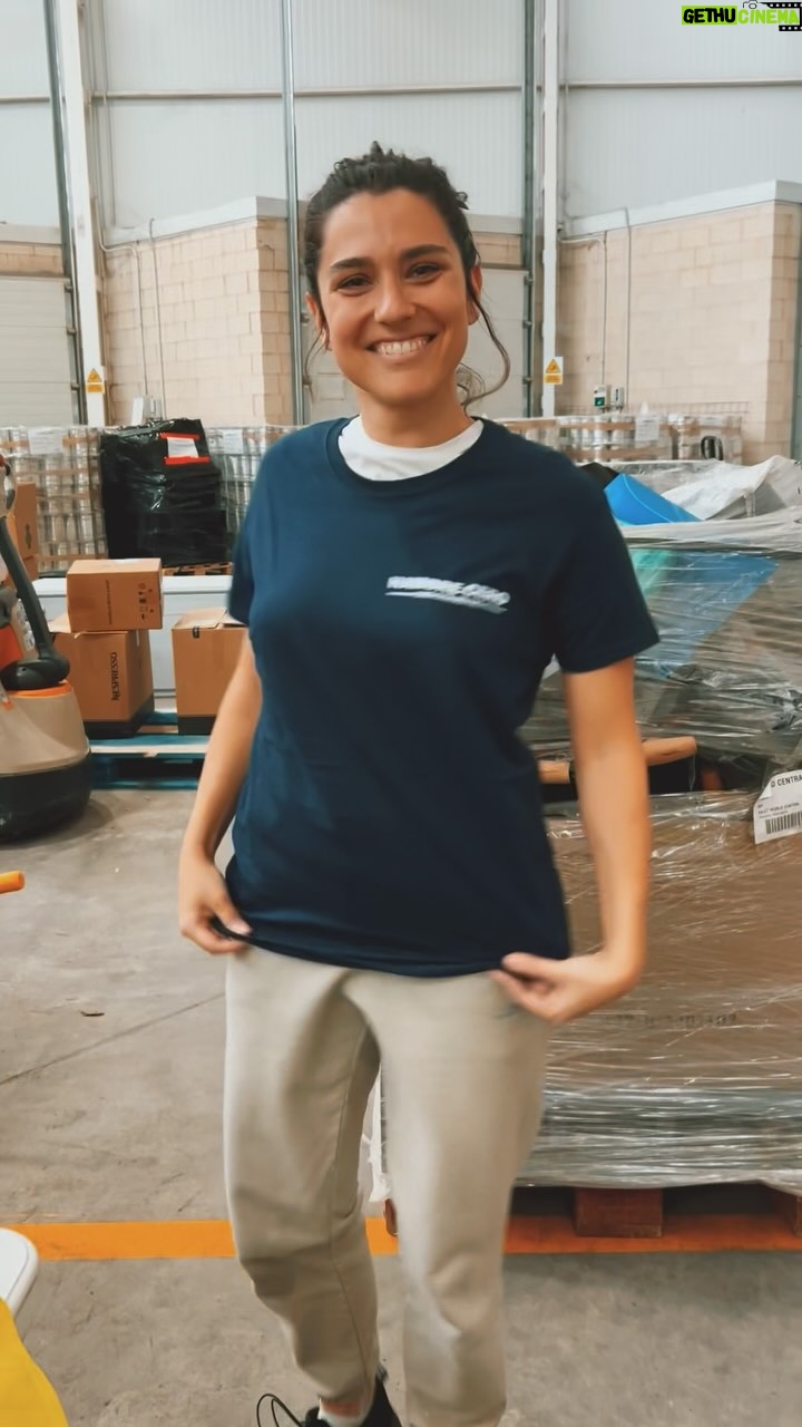 Alba Rico - 615 Likes - Es mucho más que una camiseta de @hambrecero.es. Felicidades @soyalbariconavarro por estos 4 años en el equipo, te la has ganado ❤️.
Gracias @marianne_van_oorschot y @liahesemans por donar las camisetas, tenían razón el equipo las necesitaba.