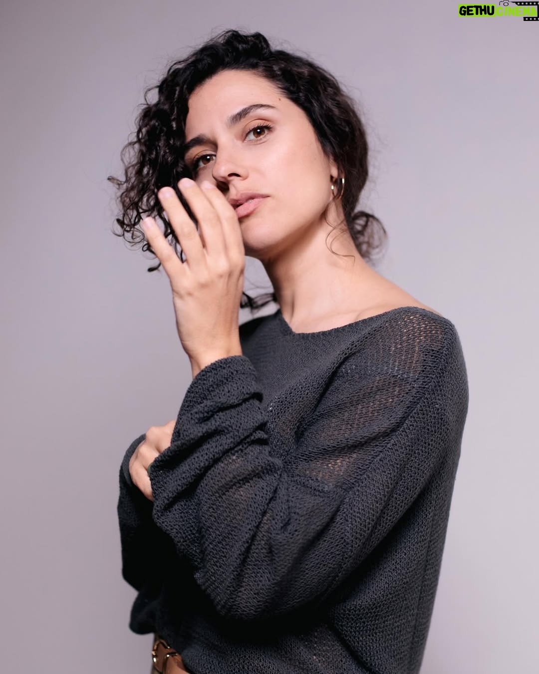 Alba Rico - 3 Likes - A veces solo tienes que permitirte parar, respirar y descansar para poder coger carrerilla y saltar .
Saltar sin saber que hay en el otro lado. Pero saltar.
Saltar porque hay algo dentro de ti que sabe que es el camino .
Hay algo dentro de ti que sigue muy encendido.
Gracias @khaley.photo por esta sensación y por compartir conmigo todo tu arte . Que es mucho