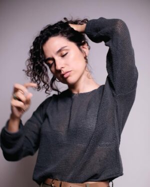 Alba Rico Instagram - A veces solo tienes que permitirte parar, respirar y descansar para poder coger carrerilla y saltar .
Saltar sin saber que hay en el otro lado. Pero saltar. 
Saltar porque hay algo dentro de ti que sabe que es el camino . 
Hay algo dentro de ti que sigue muy encendido. 
Gracias @khaley.photo por esta sensación  y por compartir conmigo todo tu arte . Que es mucho