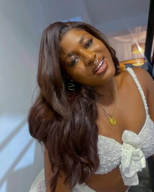 Alex Asogwa Instagram - Tip 101: Take your pictures before you eat 😍.
It’s week end o’clock. Live while you can so you don’t have a weak end at the end of it all💜.
@officialyungwillis #allwhiteparty
Outfit @ghostfrompluto_
Hair @hairwearenig