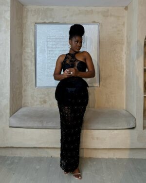 Alex Asogwa Instagram - Don’t look at the caption!!, look at me 😇 🤗.
Two posts in a day? I’ve really repented.
📍 @hydeparksocialhouse
👗 @olive.republic
📸 @layoojo