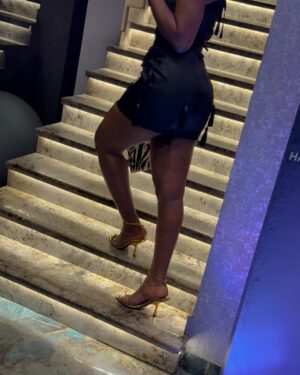 Alex Asogwa Instagram - Planned on stealing hearts and then saw yours. Can I keep yours ?😉. I promise to treat yours nice .
#🦋 L…….sea………..💭
Top @whatnaylikes
Skirt @mf_fashion_mall