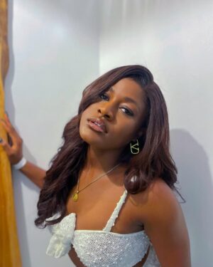 Alex Asogwa Instagram - Tip 101: Take your pictures before you eat 😍.
It’s week end o’clock. Live while you can so you don’t have a weak end at the end of it all💜.
@officialyungwillis #allwhiteparty
Outfit @ghostfrompluto_
Hair @hairwearenig