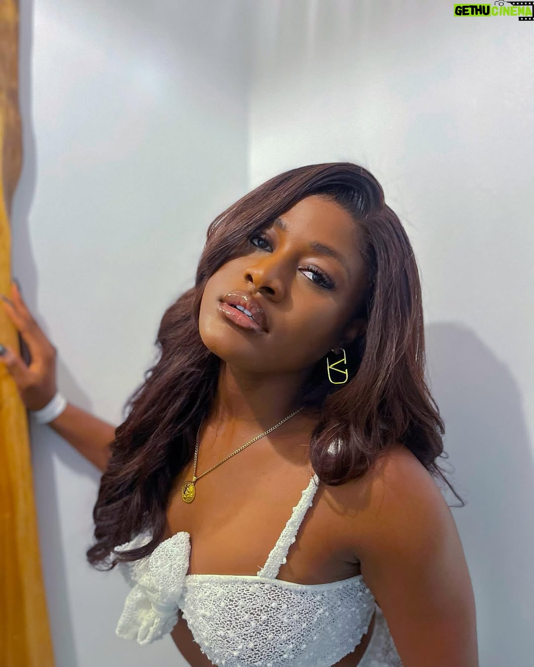 Alex Asogwa - 85.5K Likes - Tip 101: Take your pictures before you eat 😍.
It’s week end o’clock. Live while you can so you don’t have a weak end at the end of it all💜.

@officialyungwillis #allwhiteparty

Outfit @ghostfrompluto_ 
Hair @hairwearenig