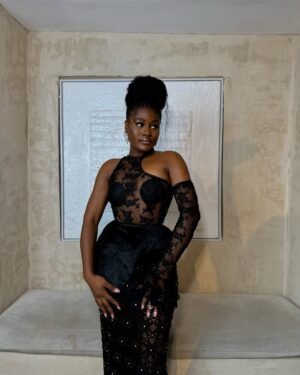Alex Asogwa Instagram - Don’t look at the caption!!, look at me 😇 🤗.
Two posts in a day? I’ve really repented.
📍 @hydeparksocialhouse
👗 @olive.republic
📸 @layoojo
