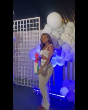Alex Asogwa Instagram - Tip 101: Take your pictures before you eat 😍.
It’s week end o’clock. Live while you can so you don’t have a weak end at the end of it all💜.
@officialyungwillis #allwhiteparty
Outfit @ghostfrompluto_
Hair @hairwearenig