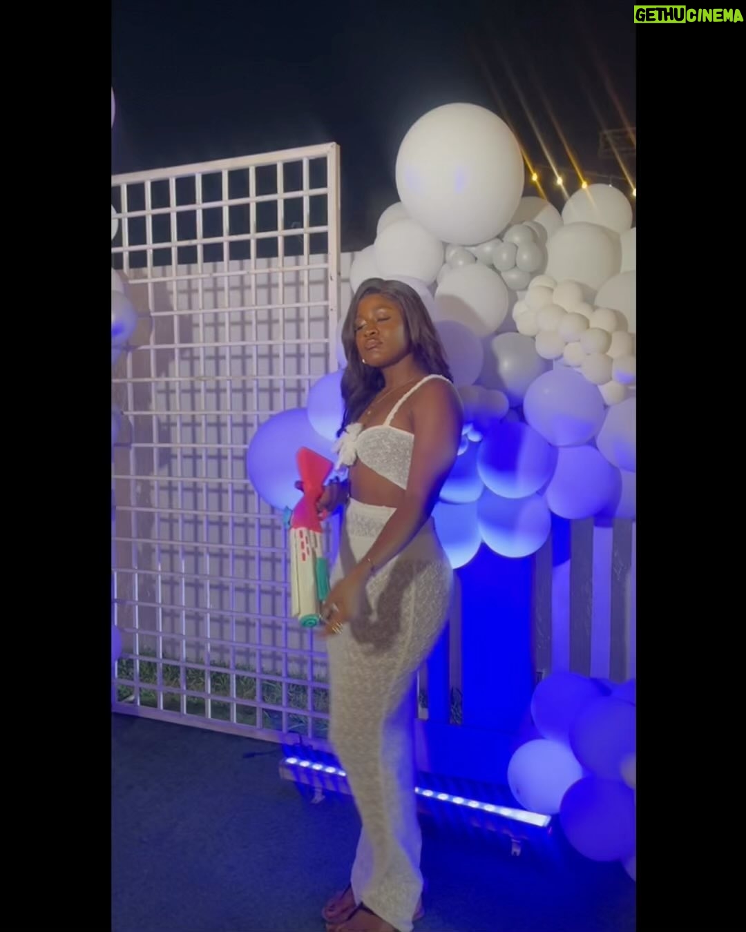 Alex Asogwa - 85.5K Likes - Tip 101: Take your pictures before you eat 😍.
It’s week end o’clock. Live while you can so you don’t have a weak end at the end of it all💜.

@officialyungwillis #allwhiteparty

Outfit @ghostfrompluto_ 
Hair @hairwearenig