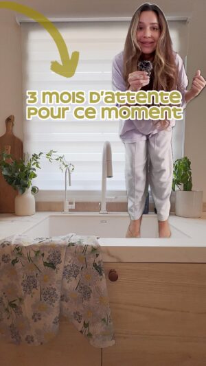 Alexandra Cosentino Instagram - Comment je faisais, sans évier de cuisine ? 🤯

À l’ancienne 👵🏼-> avec des bacs d’eau : un pour laver, l’autre pour rincer. Ces derniers mois, j’ai fait la vaisselle en squat, à genoux, en indien, dehors, en plein chantier ! J’ai même reçu toute ma famille le 31 janvier… sans évier de cuisine. Tu vois le genre !🤓

Alors tu imagines mon EXTASE 🤩🤩🤩aujourd’hui, avec ce setup officiel de cuisine de rêve ?!

Ça fait 3 mois que j’attends avec impatience l’installation des essentiels : comptoirs, lavabo (qui fitte 🫠 !) et robinetterie. Mais imagine aussi l’excitation de @barildesign de voir enfin leurs matériaux prendre vie dans ma cuisine, parce que — no joke — ça fait plus d’un an qu’on a choisi et reçu tout ça ici, à Nassau !

1 an plus tard, je vous partage enfin un premier aperçu du résultat final ALL WHITE de la collection « ARTE »! Je dis “premier aperçu” parce que le backsplash n’est pas encore posé… et crois-moi, ça va tout changer. Mais pour une fille qui faisait sa vaisselle à quatre pattes dans le gravier : trust me, c’est LE RÊVE ABSOLU ! 💃🏽💃🏽💃🏽

Même à quelques heures d’avion ✈️ du Québec, ce projet-là met à l’honneur nos entreprises d’ici ! Travailler avec une marque québécoise, familiale et indépendante comme Baril Design, avec une femme à la présidence (boss !), c’est plus qu’un choix, c’est des valeurs partagées. Et comme tout est designé et assemblé au Québec, je me sens un peu plus « à la maison » ici ! 🤠🏠

Gros big up à l’équipe de🚰Baril Design🖤 pour votre patience légendaire, vos conseils et votre soutien. Trop fière de collaborer avec “mon monde” et d’amener un petit bout de notre Québec jusque sur l’île de Nassau, dans les Bahamas 🇧🇸!

Et la suite ? J’ai TELLEMENT hâte de vous montrer la salle de bain avec la robinetterie « AIR » en nickel poli qu’on a choisie. 😍😍😍Ça va être un vrai statement dans la maison…

En attendant, on retrousse nos manches et on continue d’avancer ! 👷🏽‍♀️💪🏽

#expats #bahamaslife #ranchlifestyle #dreamkitchen #barildesign