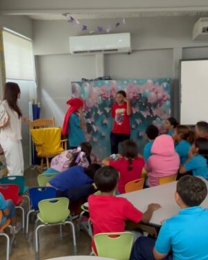 Alexandra Pomales Instagram - Hoy tuvimos la hermosa oportunidad de visitar una escuela y servir a nuestros pequeños. 🫶🏻 Cada niño merece sentirse visto y valorado. Comenzar a enseñarles sobre la importancia de ayudar a los demás desde tan temprana edad, ya sea en escuelas, comunidades o cualquier lugar donde podamos hacer la diferencia, trae innumerables beneficios.

A los 3 años, los niños son esponjas que absorben todo lo que ven y experimentan. Al involucrarlos en actos de servicio, les enseñamos empatía, generosidad y la alegría de dar. Estos momentos les ayudan a desarrollar habilidades sociales, a entender el valor del trabajo en equipo y a construir conexiones significativas con los demás.

Además, al mostrarles ejemplos de servicio, estamos formando una generación más consciente y solidaria. Cada pequeño acto cuenta y juntos podemos sembrar la semilla de un futuro más compasivo. 🌍❤️ #ServirEsAmar #EducarConEjemplo #mama #momblog 

PD: so proud of you @roskojaime